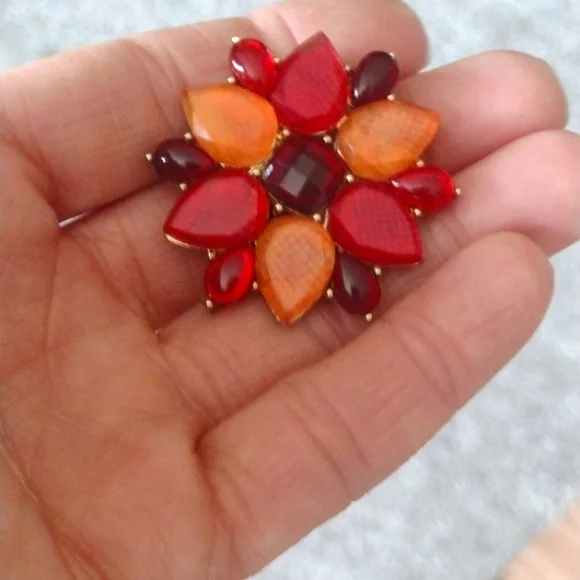 LC LAUREN CONRAD VINTAGE SHADES OF RED ORANGE RESIN GOLD-TONE FLORAL 1.8"BROOCH - Picture 3 of 8